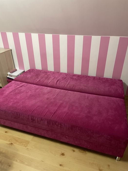 różowe skladane łóżko z poduszkami