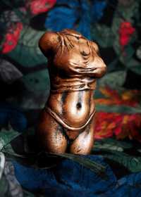 Rzeźba z gipsu, kobieta w koszulce wys. 8,5 cm