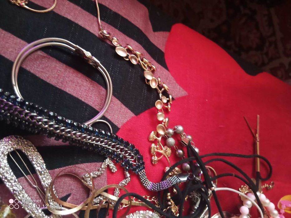 Sztuczna biżuteria mix około 1.5 kg