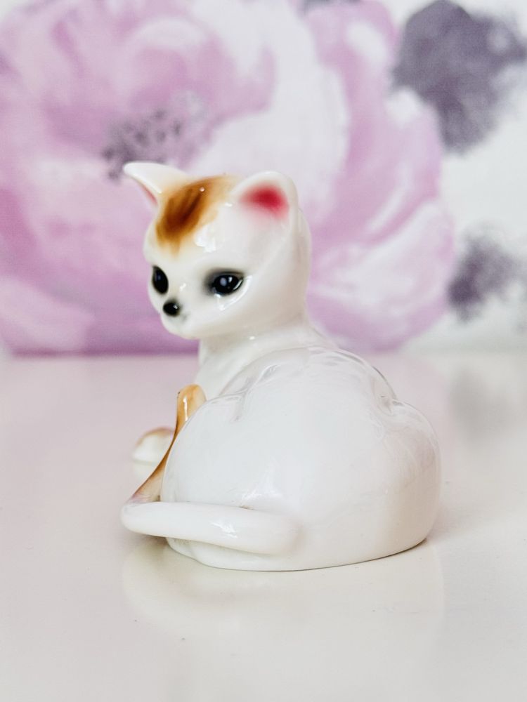 Porcelanowa figurka kota, porcelanowy biało rudy kot