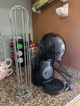 Cafeteira Nescafé Dolce Gusto + Suporte de Cápsulas