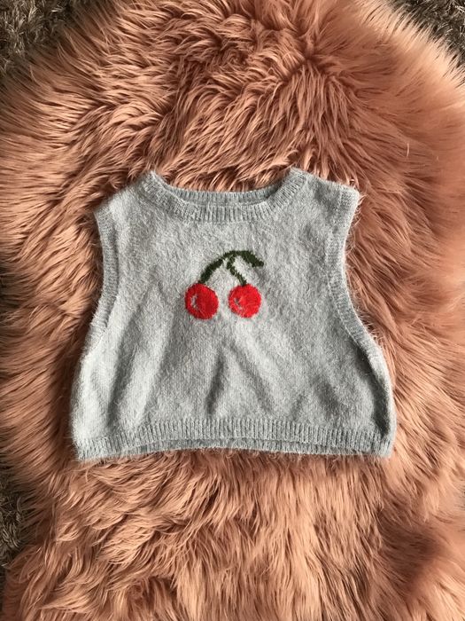 Krótki sweterek bezrękawnik crop top z wisienkami