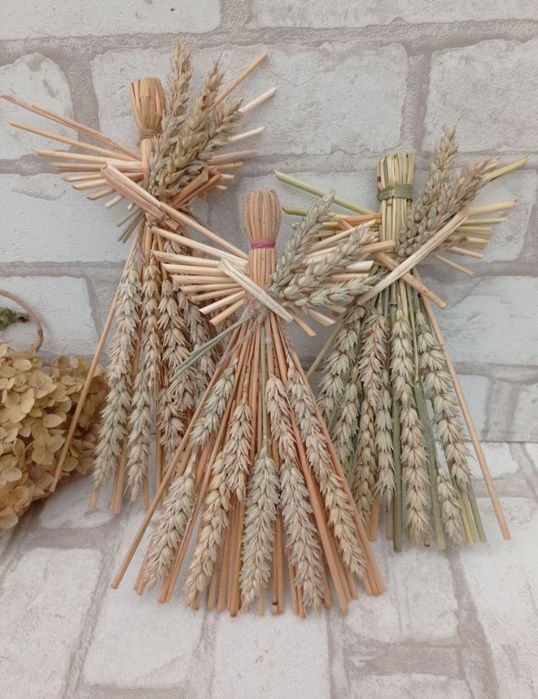 Ангел різдвяний з соломи прикрашений колоссям