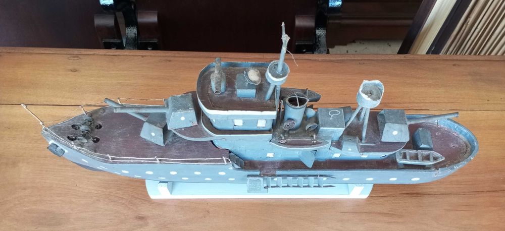 Antigo barco contratorpedeiro Português em madeira