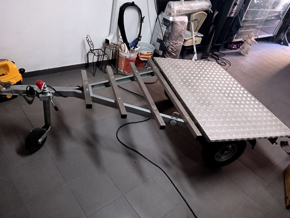 Reboque semi novo