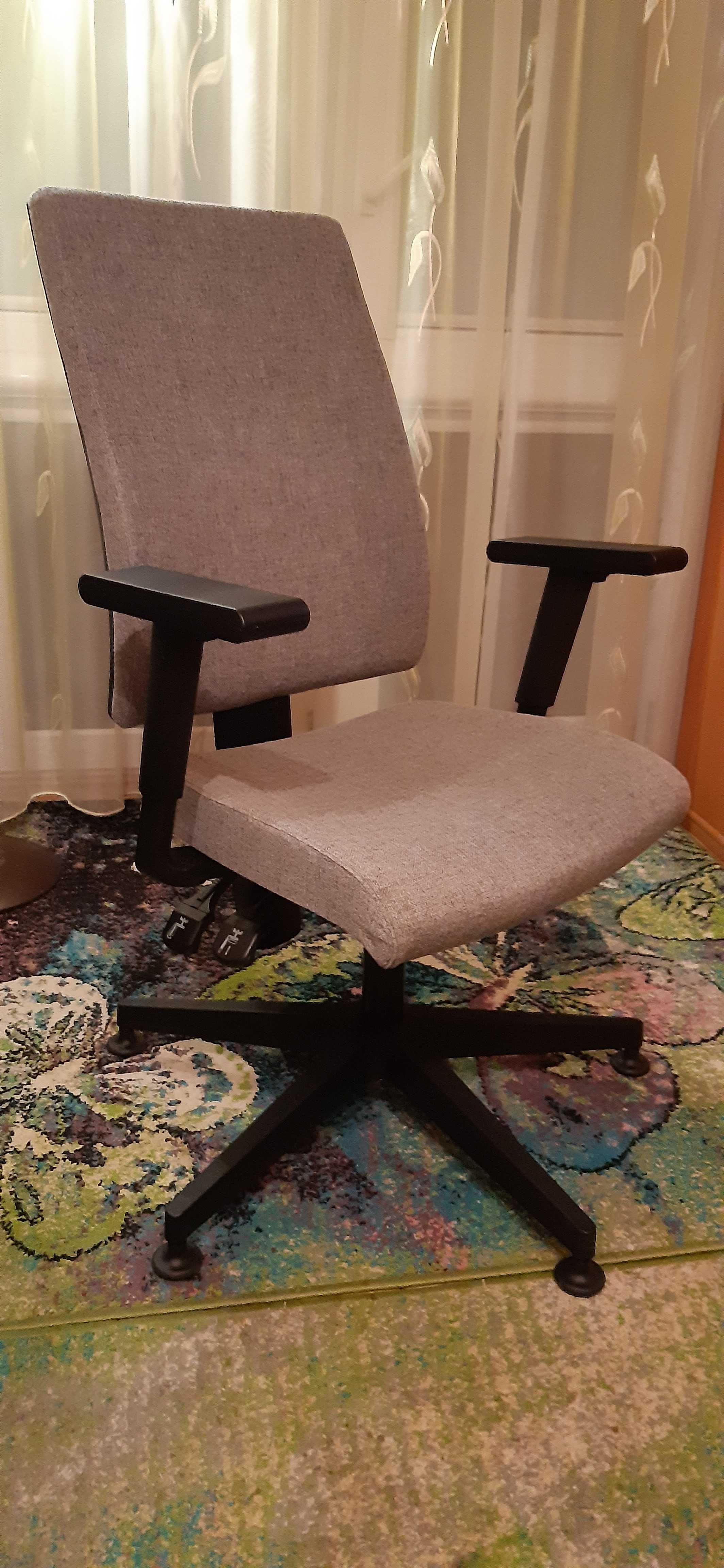 Krzesło obrotowe_doceniane przez osoby z chorobami kręgosłupa