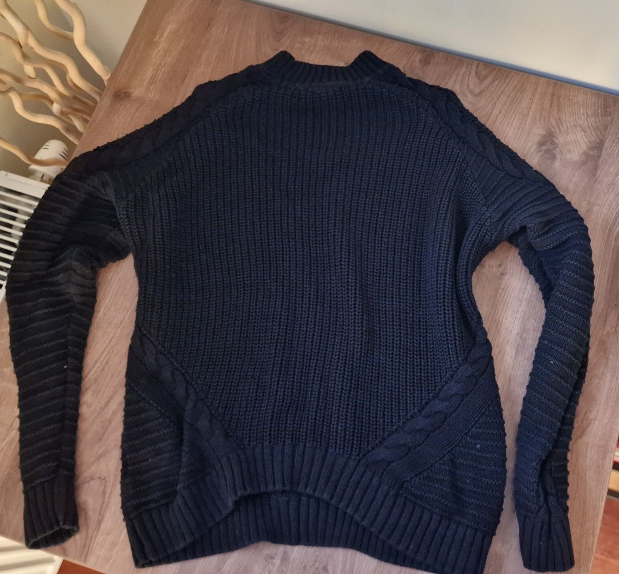 Sweter damski warkoczowy splot cold shoulder H&Modkryte ramiona jesień