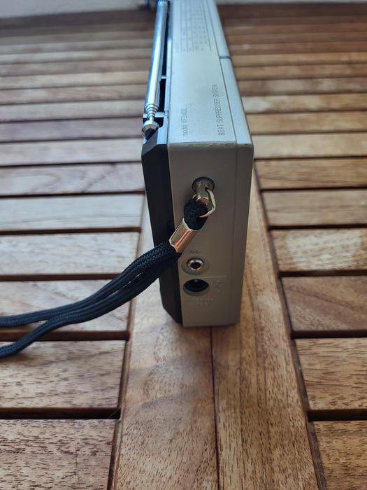 RÁDIO PORTÁTIL RETRO Silver XF2400 - Em Bom Estado