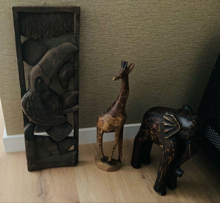 Quadros, pratos, espanta espiritos, elefante, peixe e girafa