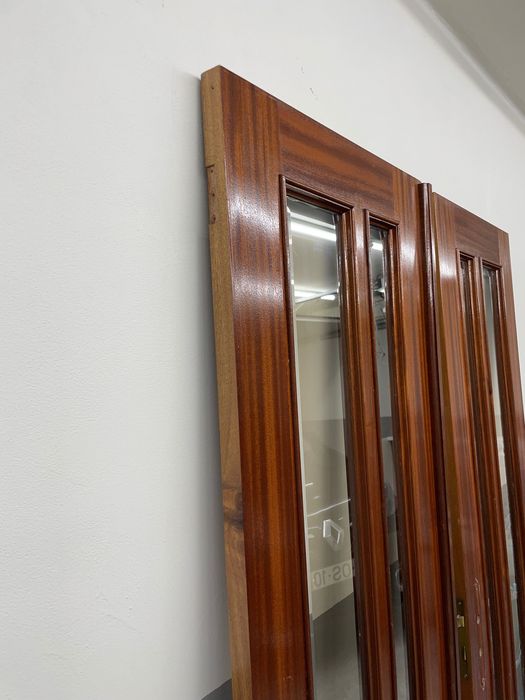 Conjunto de porta dupla de sala em bom estado