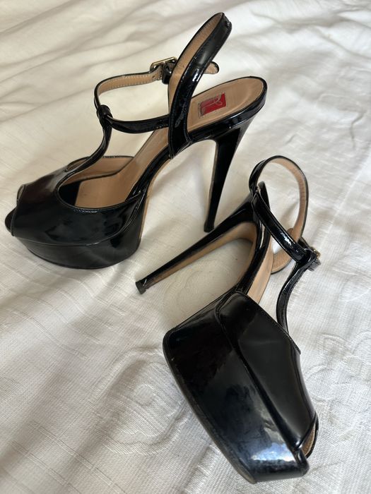 Продам лакові босоніжкі на високих підборах.