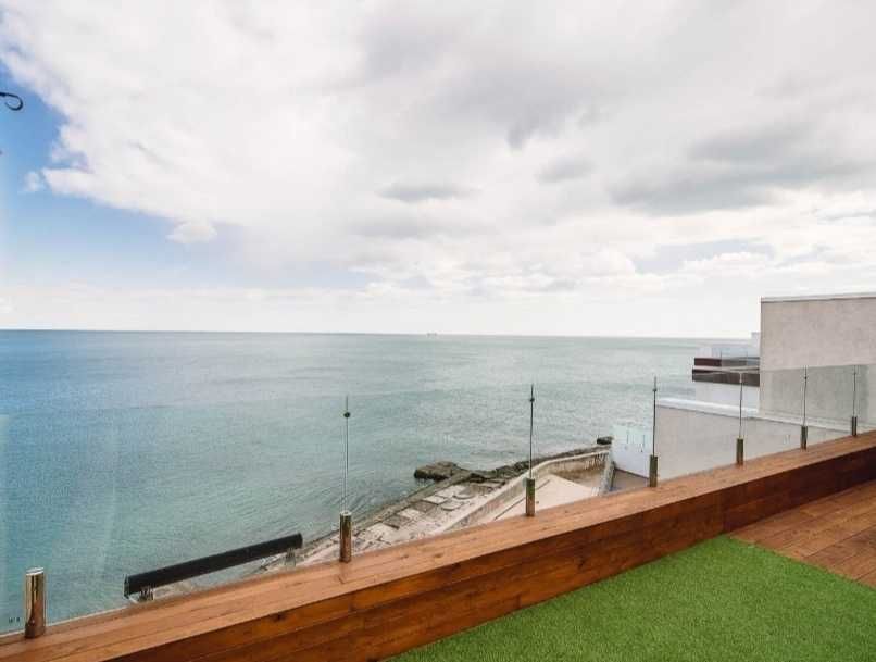 Стильный котедж у самого синего моря.