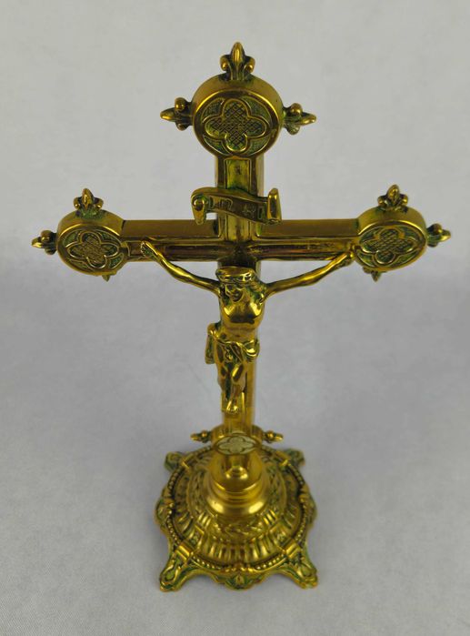 Piękny stary stylowy krzyż mosiężny stojący z Francji