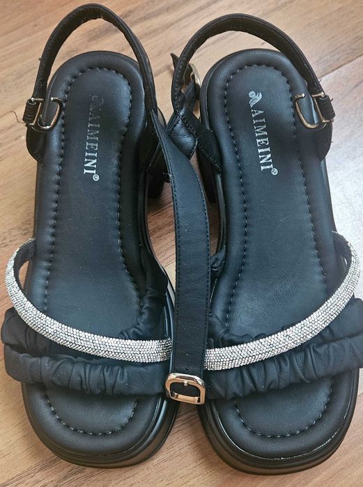 Босоножки новые стильные