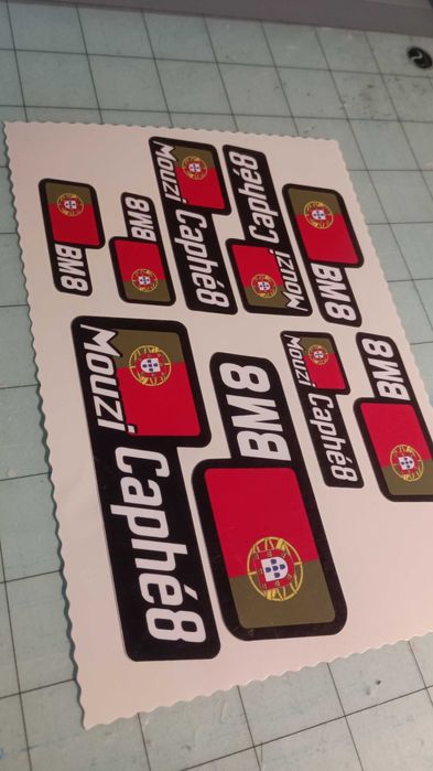 Autocolantes etiqueta do nome piloto com bandeira e grupo de sangue