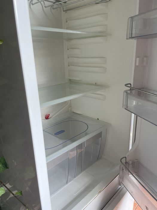 Холодильник двохкамерний Whilrpool вбудований в кухонні меблі