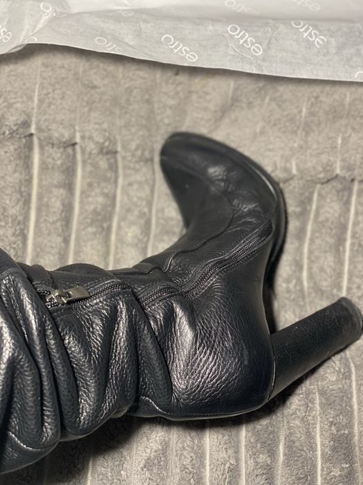 Чорні шкіряні чоботи на високих підборах.