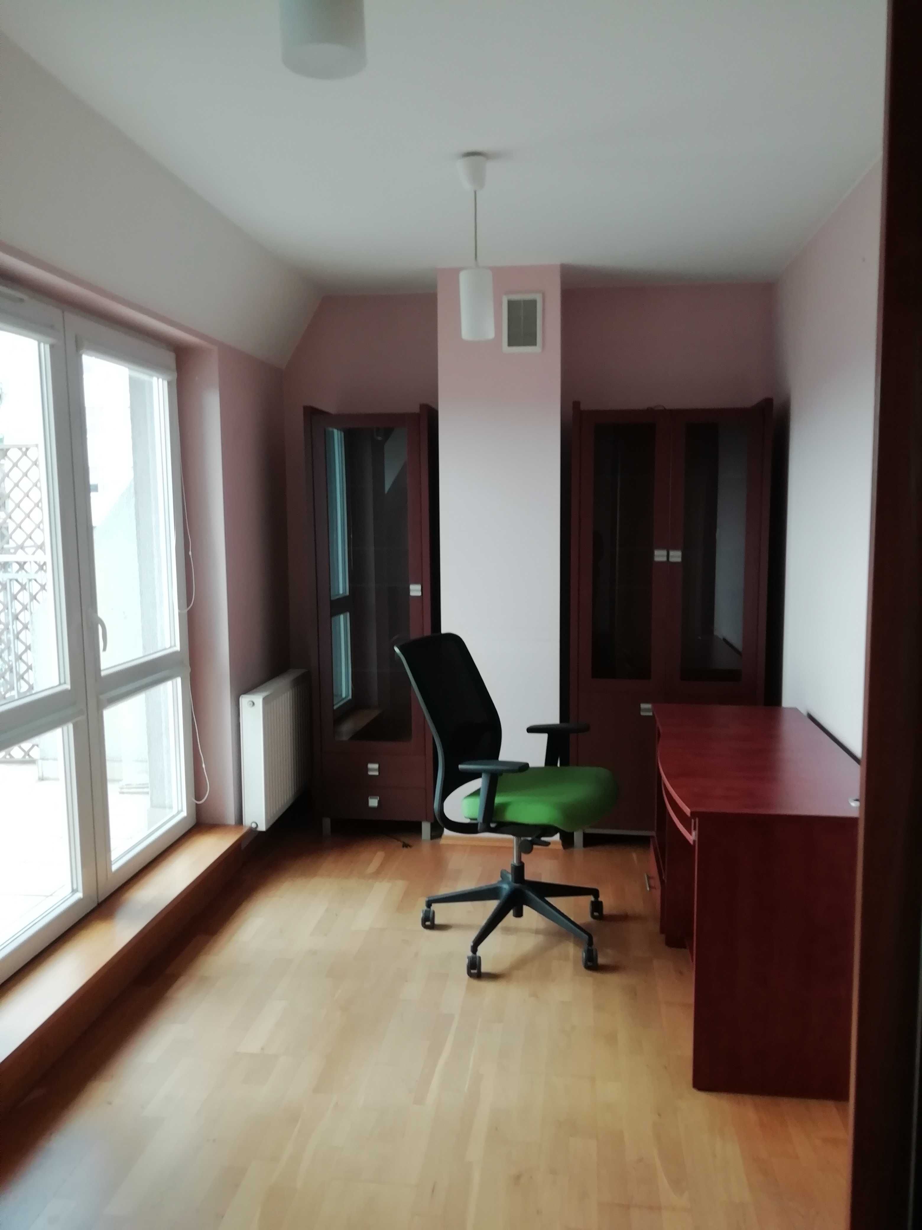 Dwupoziomowe 55 m2 do wynajęcia na Gajowicach; dwa balkony + garaż!