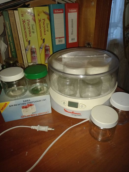 Йогуртниця з додатковими банками.