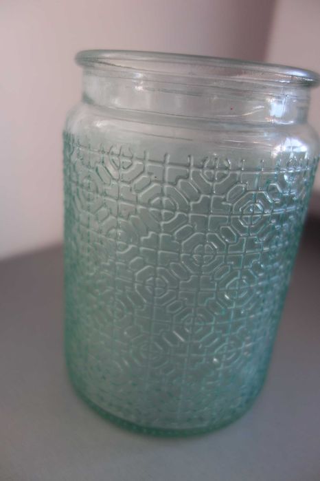 piękne błękitne szkło norweskie z wypukłą grafiką na powierzchni szkła