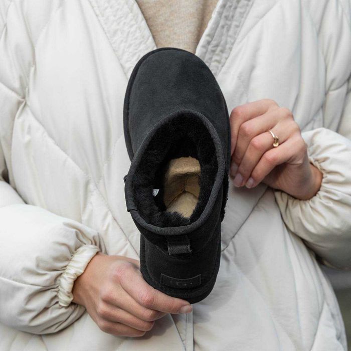 Унисекс зимние UGG Classic Mini, черные кожаные угги классик мини уггі