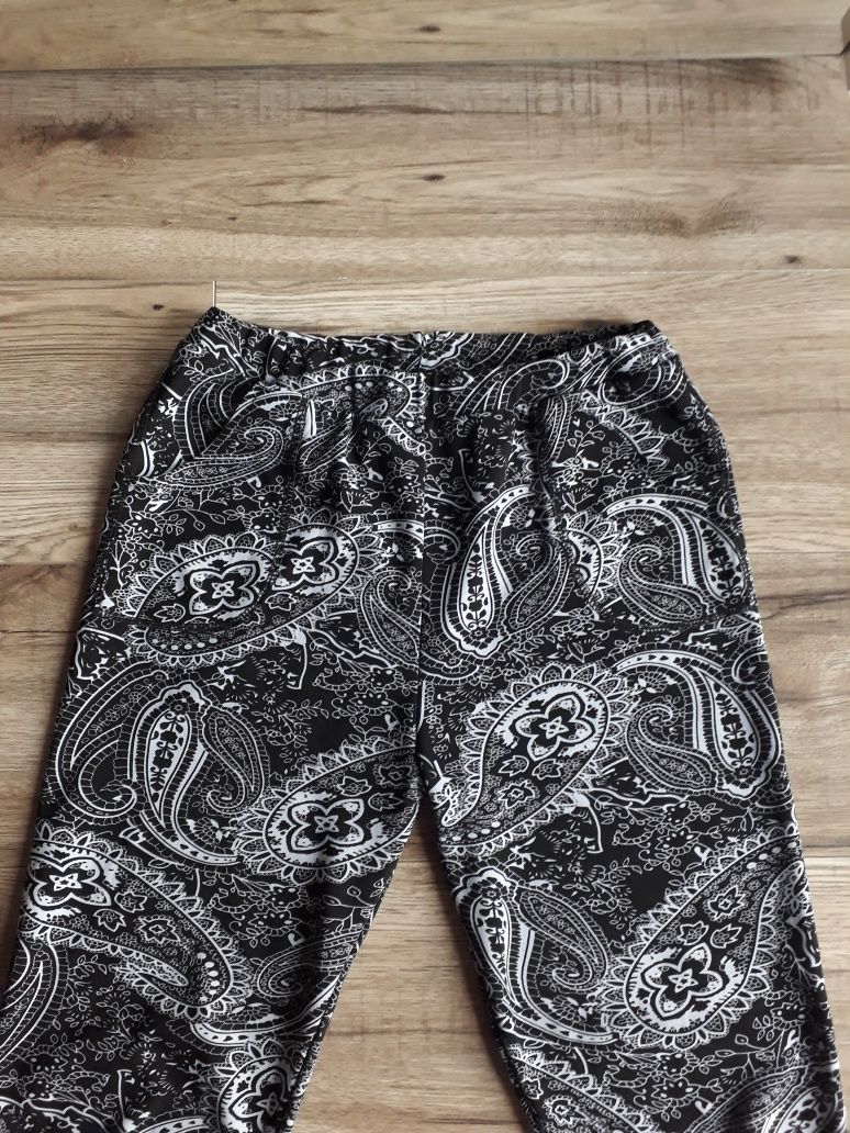 Czarne legginsy damskie w białe wzorki rozmiar M
