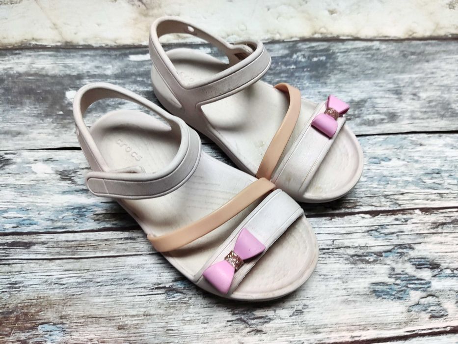 Crocs pudrowe sandałki z ozdobną kokardką dla dziewczynki 25/26