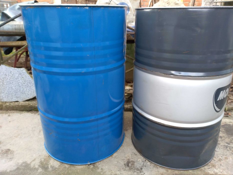 Бочки для горючих материалов или воды.