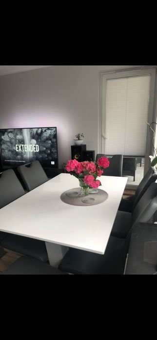 Stól biały połysk z 6 krzeslami szarymi eko skóra z chromem