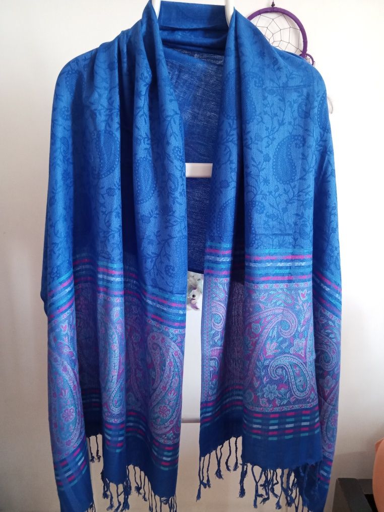 Acessórios: 8 echarpes, cada 3,50€