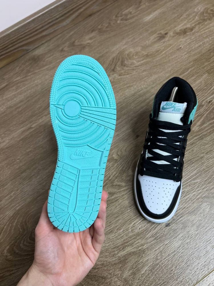 Продам БОМБЕЗНІ жіночі кросівки Nike Air Jordan 1 Mid “Tiffany Igloo”