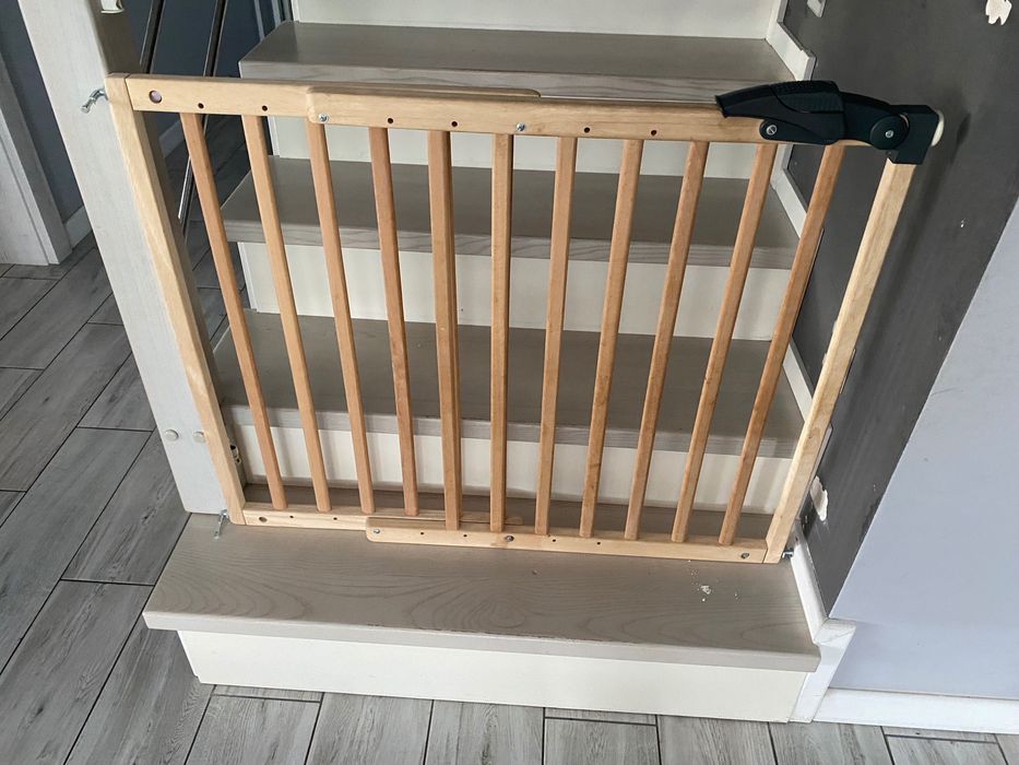 Furtka rozporowa zabezpieczająca drewniana