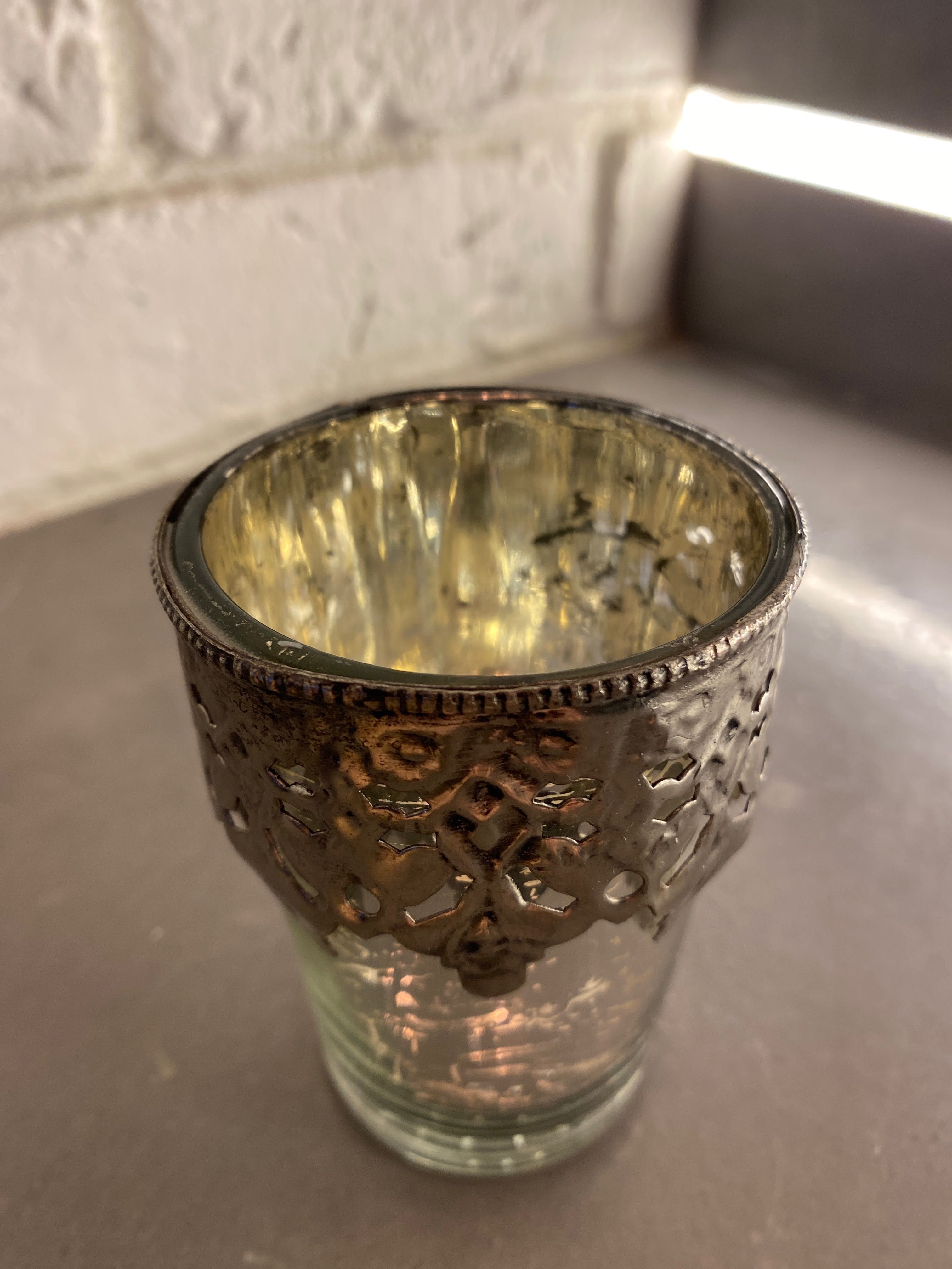Szklany świecznik z żelaznymi okuciami