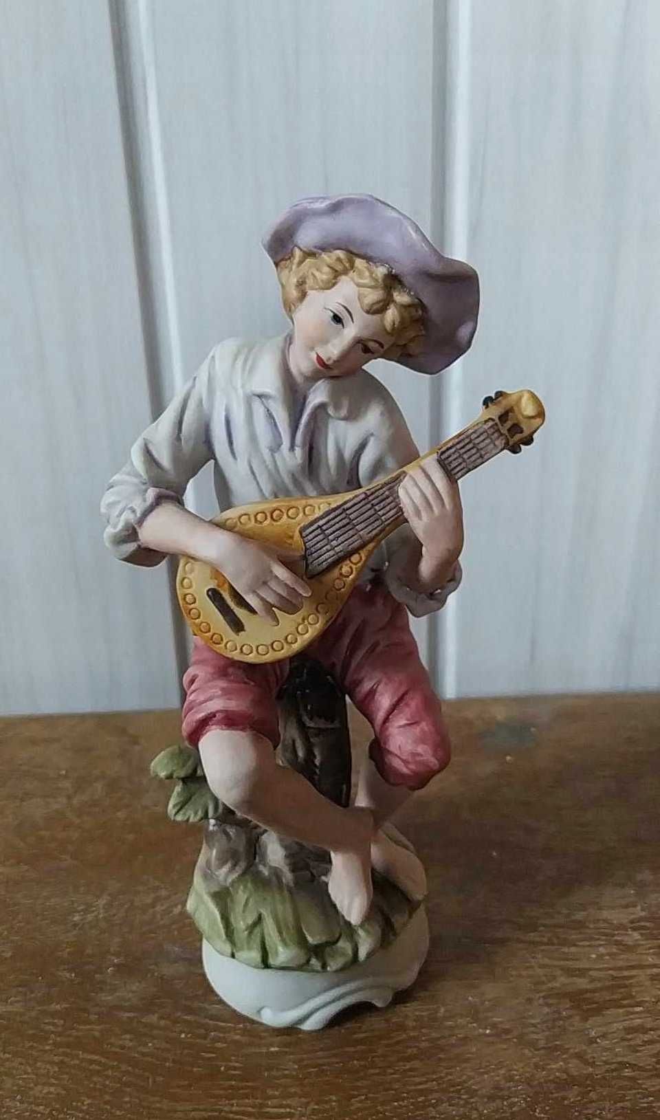 Figurka Chłopiec Grający Na Gitarze
