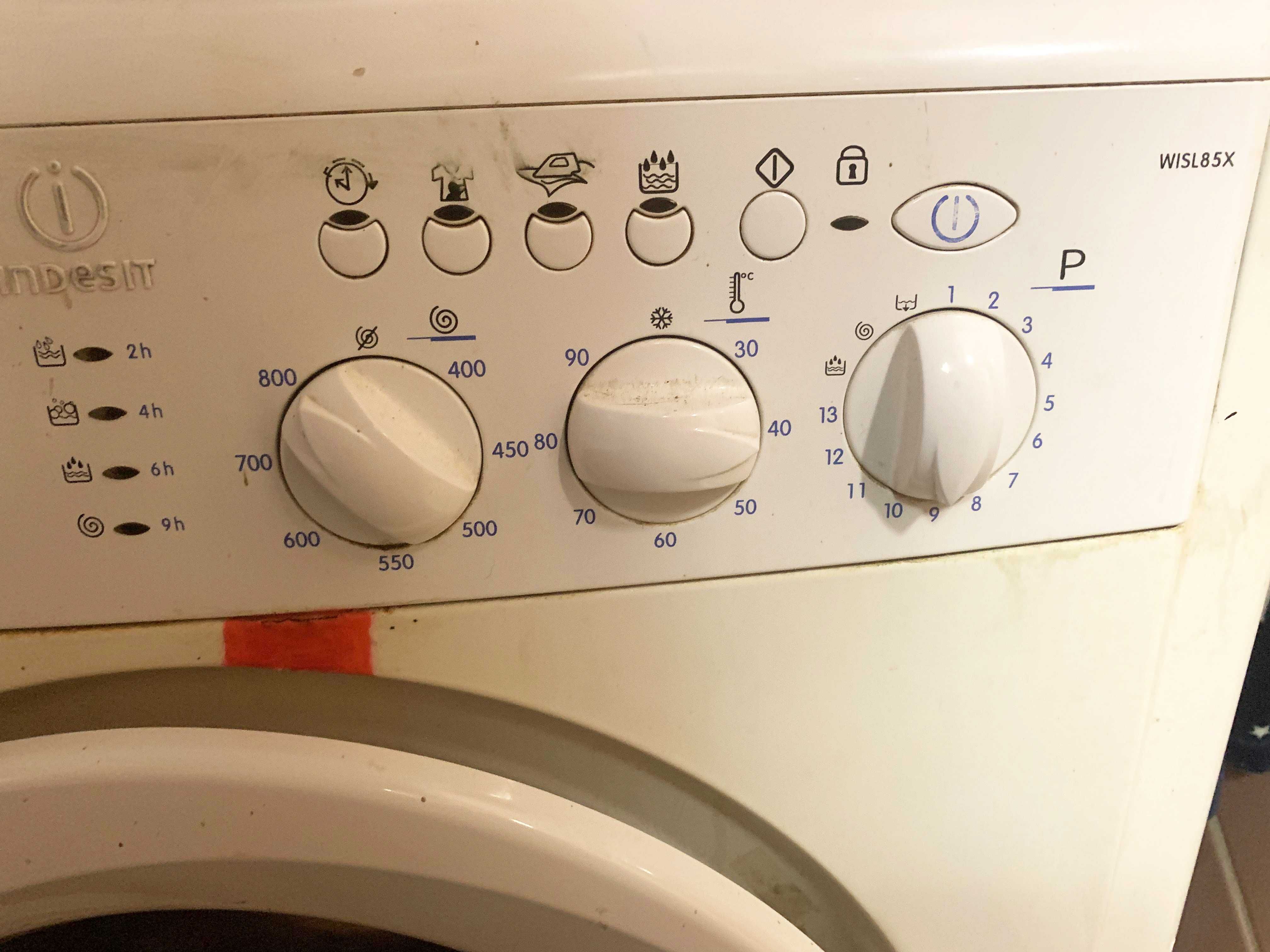 Стиральная машина Indesit WISL 85 X  работает, требуется ремонт.