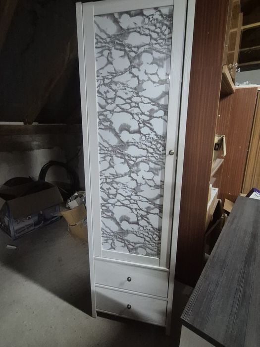 Zestaw BRW Antwerpen - białych mebli z czarnym blatem do salonu