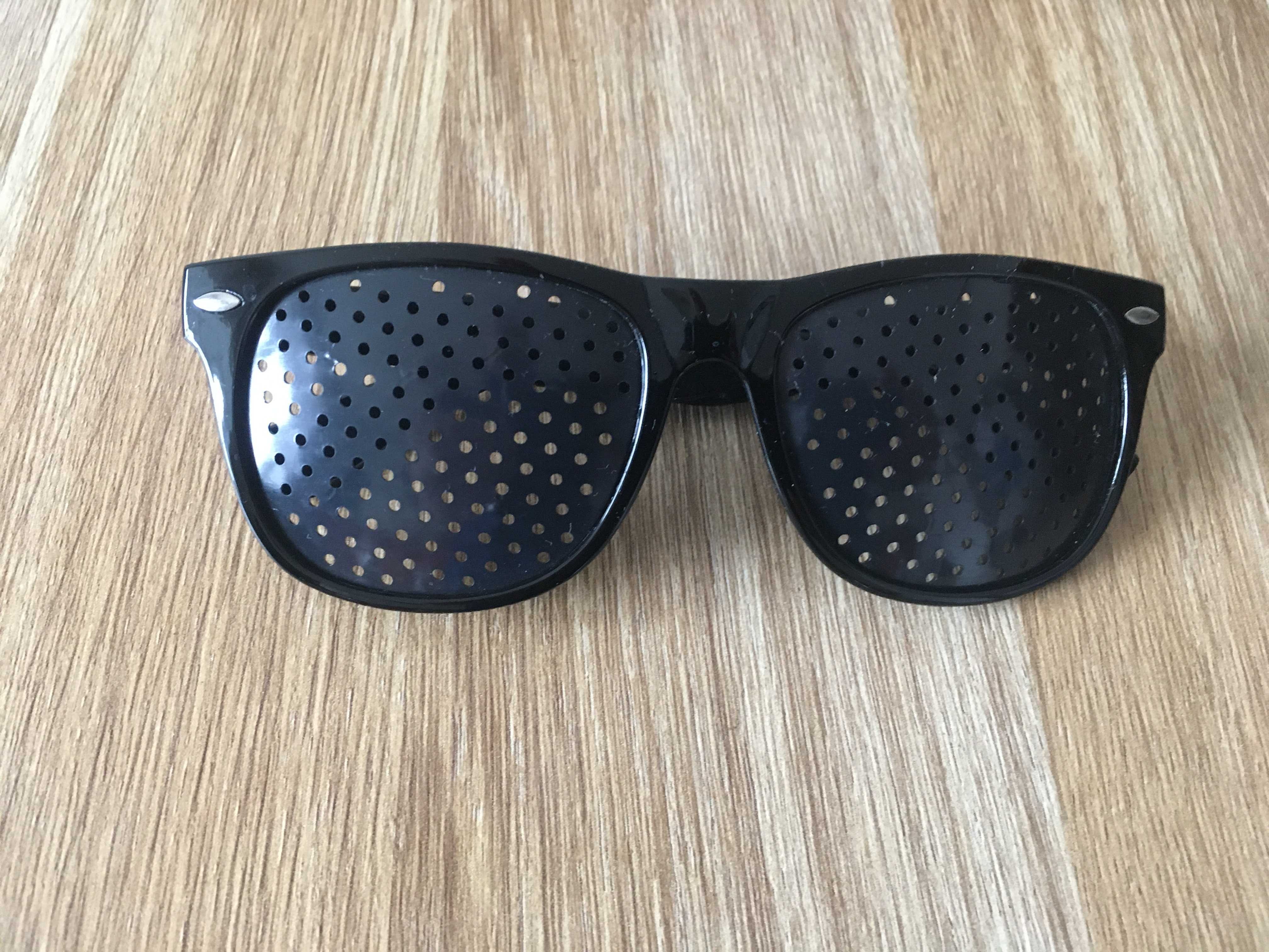 Dziurkowane okulary marki Optica Brille