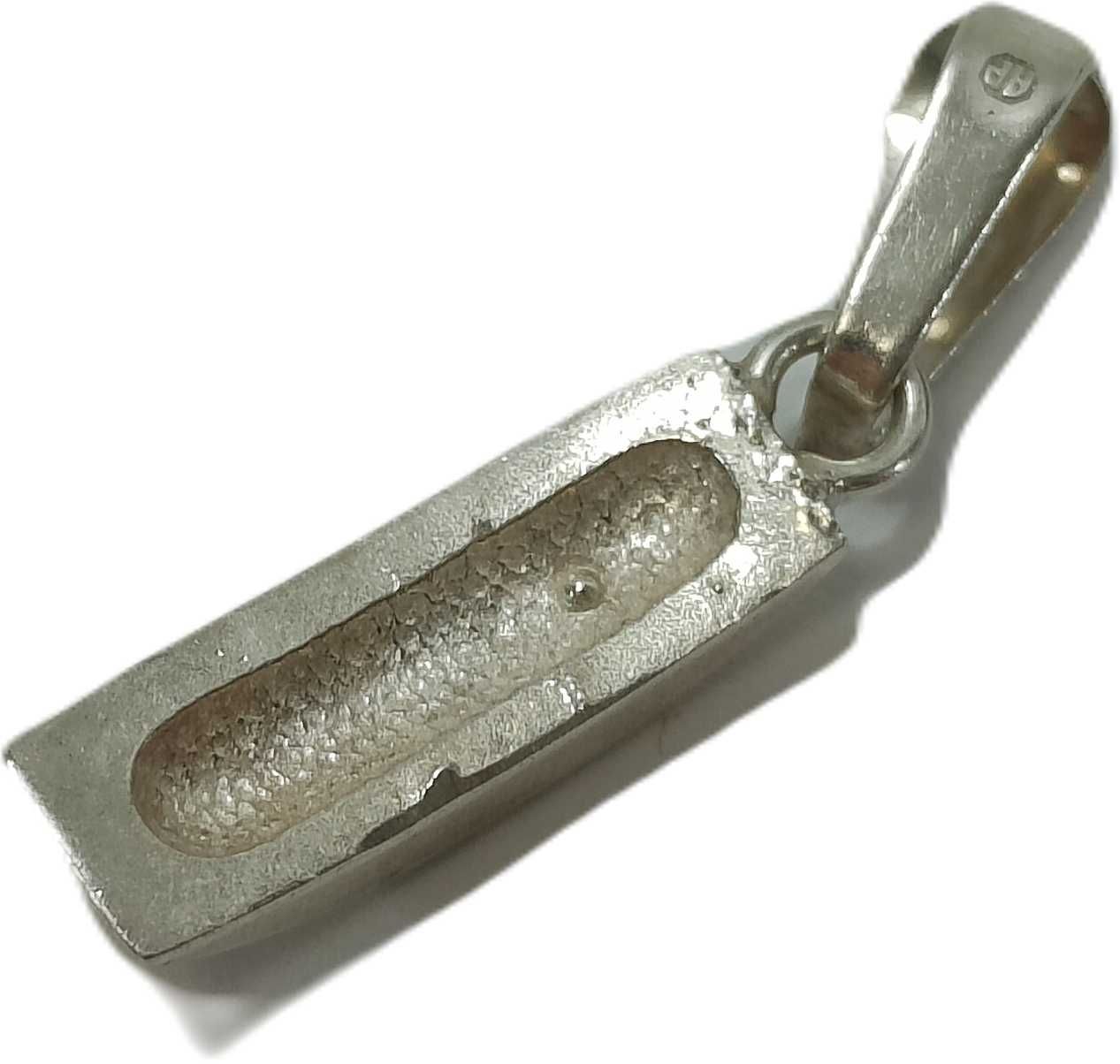 Śliczna srebrna zawieszka z czerwonym kamyczkiem P925 1,9 G