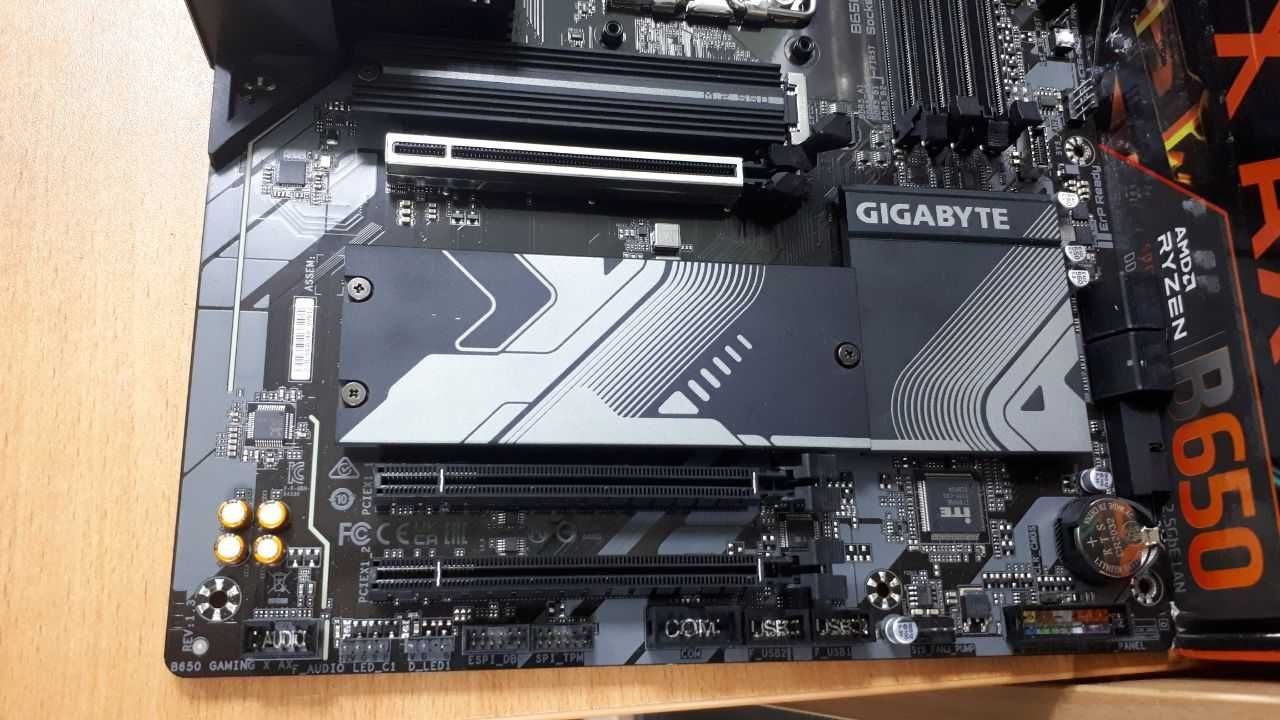 Материнська плата Gigabyte B650 GAMING X AX