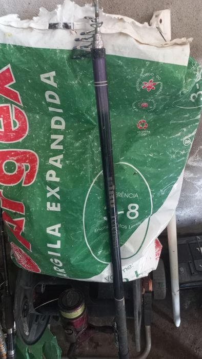 Várias canas de pesca e carretos