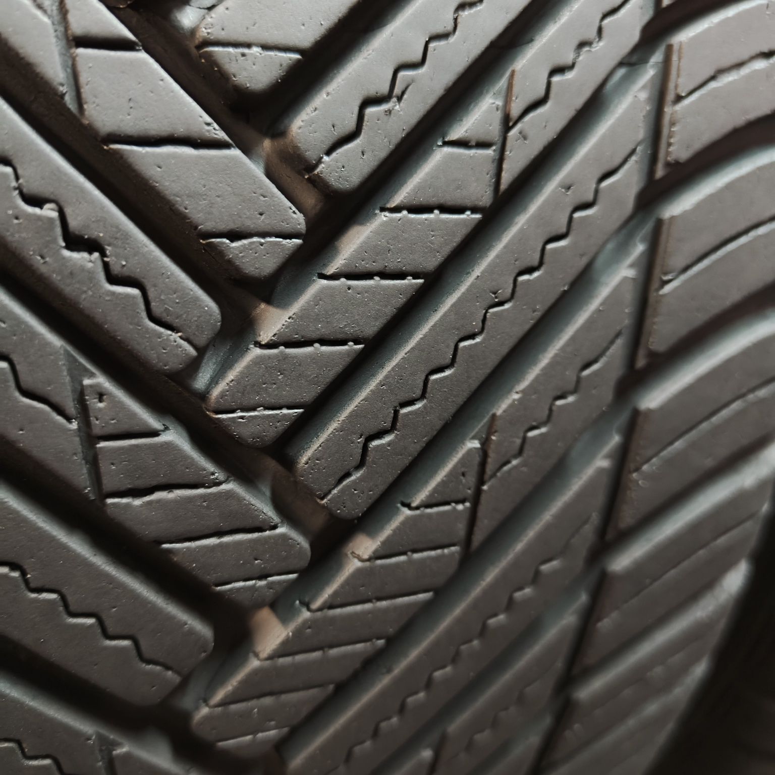 235/45/18 XL Sprzedam parę opon całorocznych Hankook