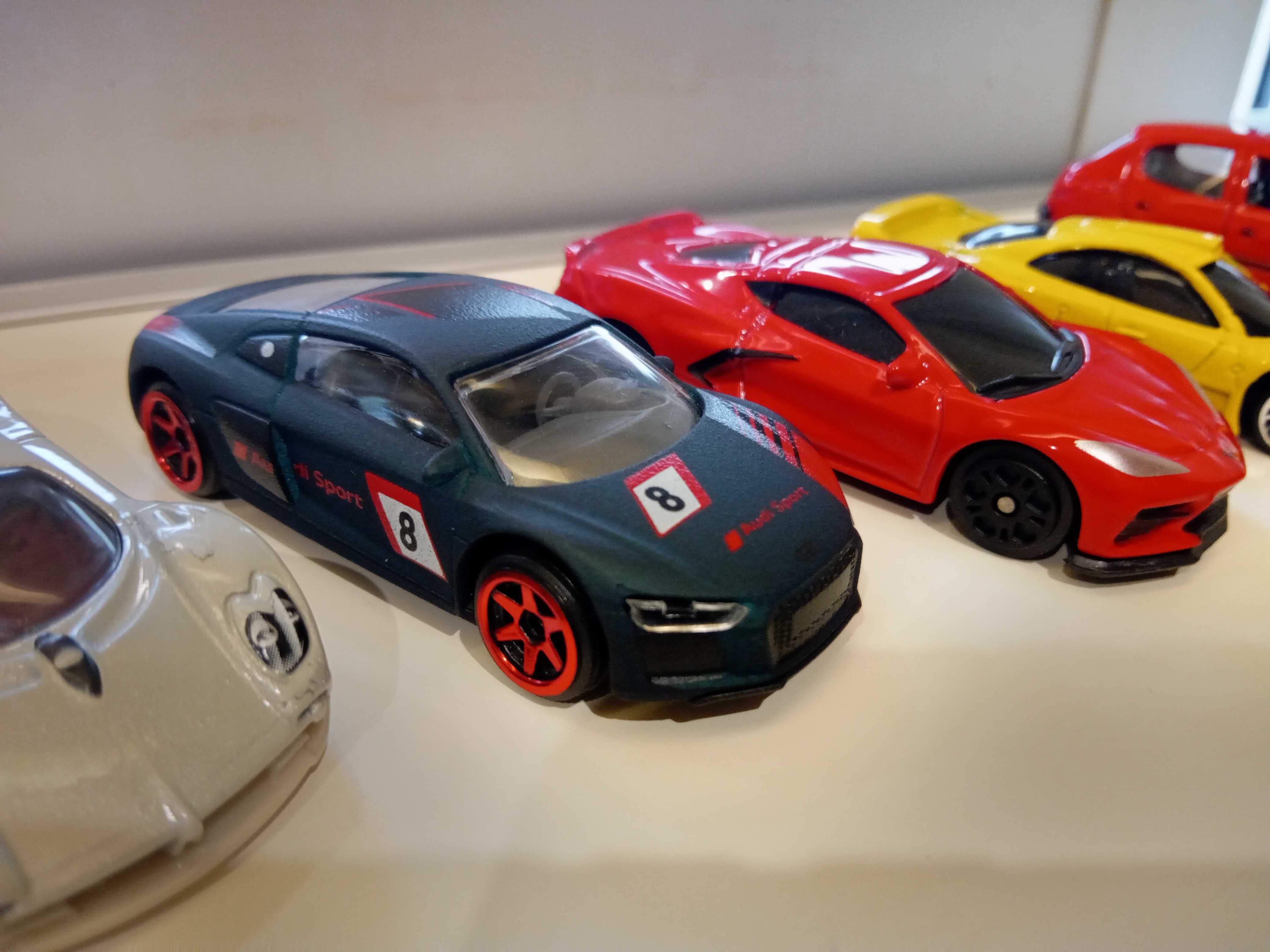 Hot Wheels e outros - 14 carros