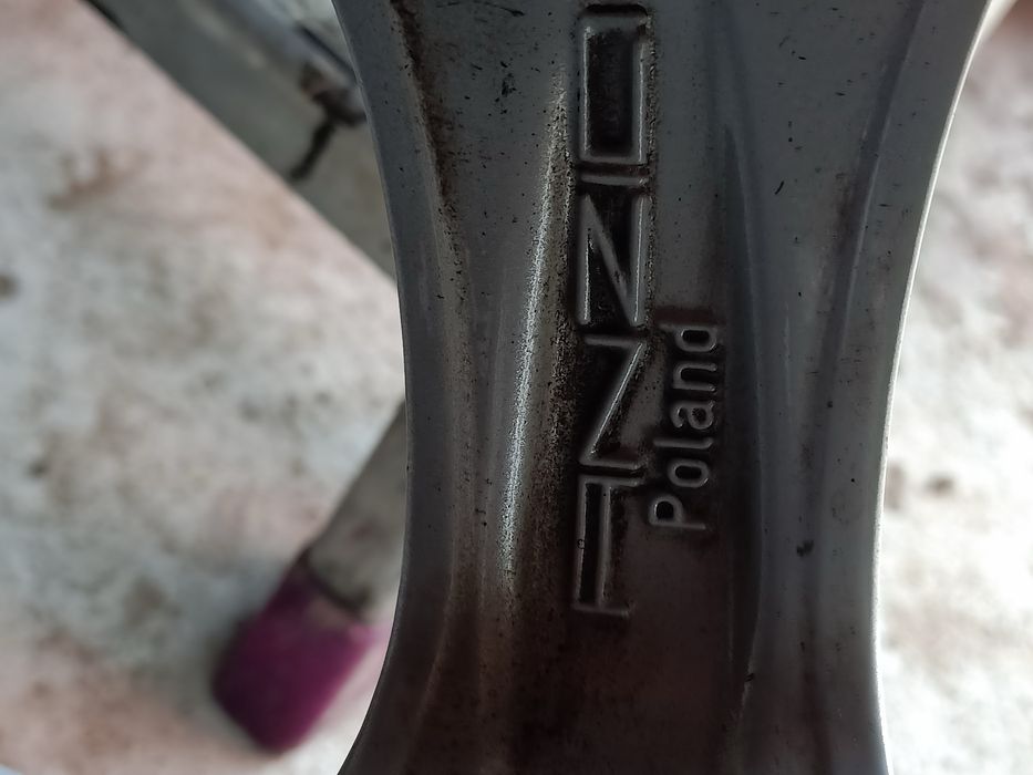 Komplet felg aluminiowych z oponami zimowymi marki Falken rozmiar 16