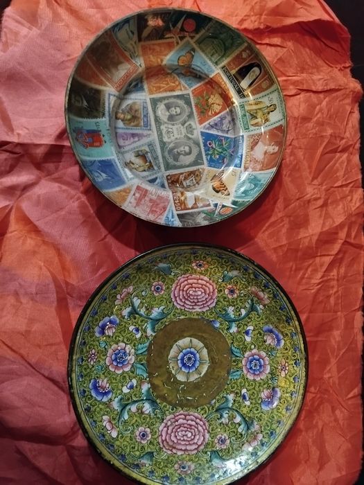 Dois pratos antigos um em esmaltes