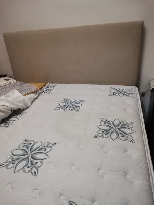 Cama de casal saumier, colchão, cabeceira e colcha