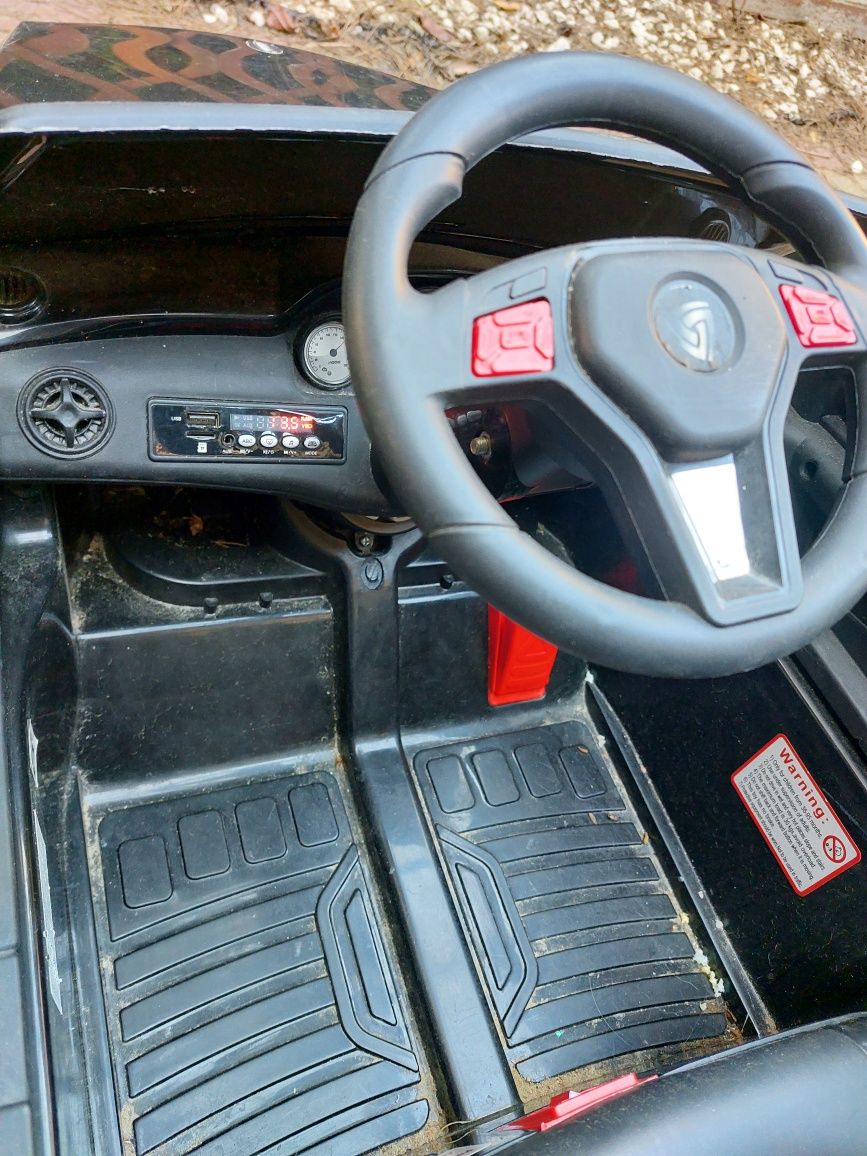 Auto na baterie dla dzieci 2-5 lat . Melodia, pasy, otwierane drzwi