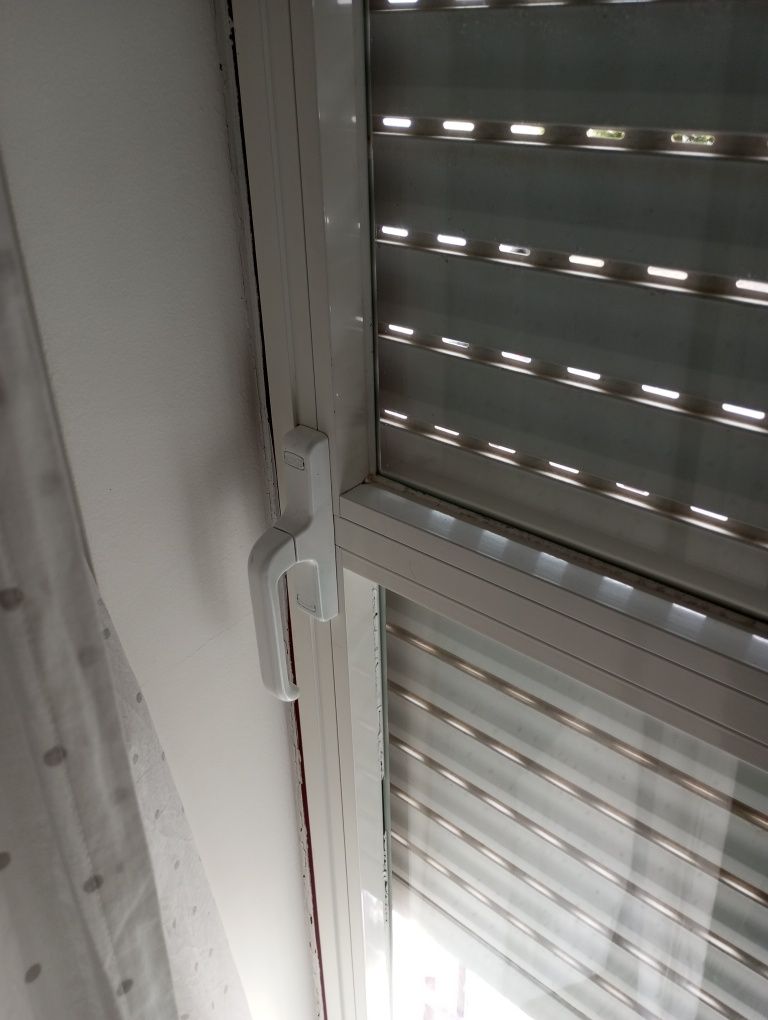 Portas e janela alumínio brancas