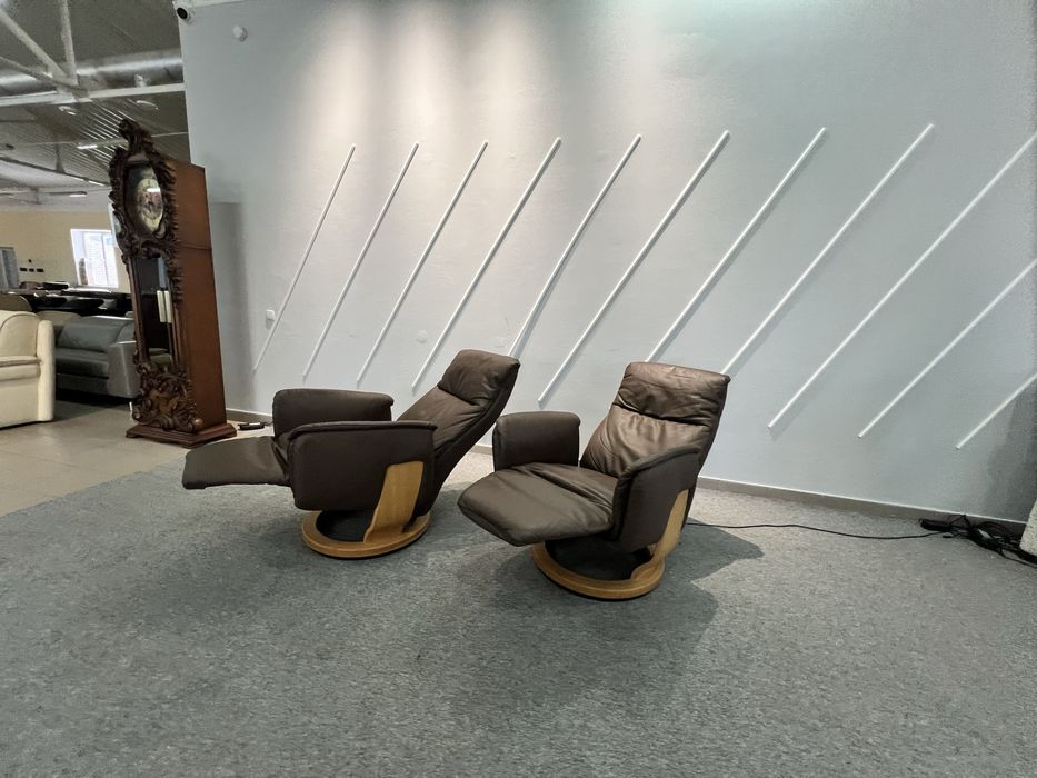 Два шкіряні світло коричневі крісла реклайнер електро привід