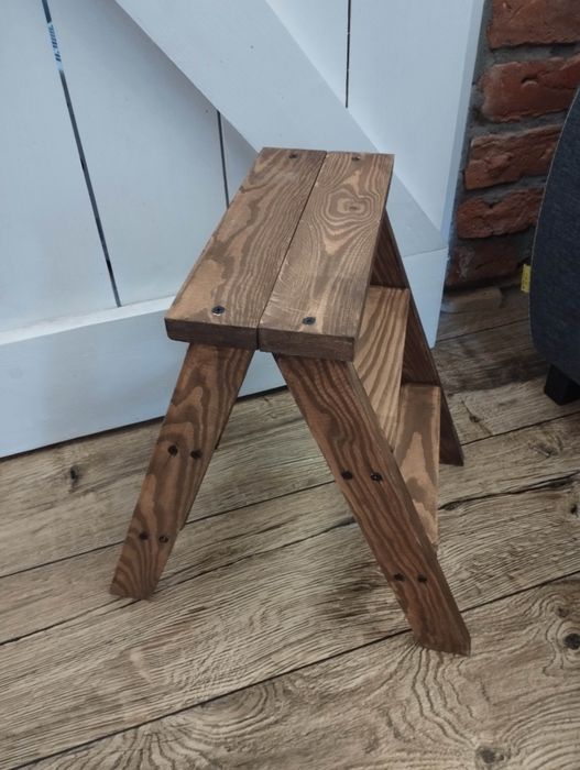 Drabinka drewniana do sesji w kolorze brązowym