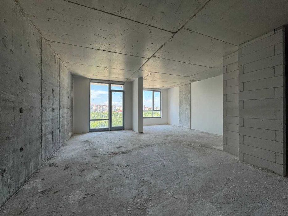 Простора однокімнатна з видом на річку